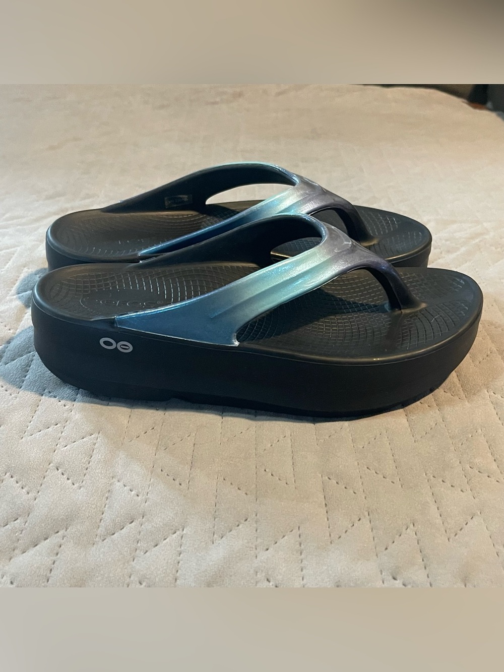 Oofos Oomega recovery thong sandals womens 9 pre-owned condition